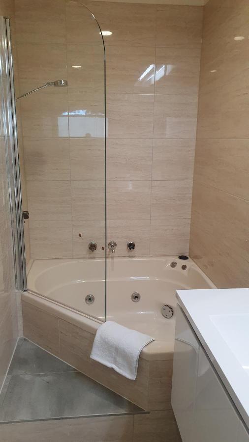 Hotel Cavalier Wantirna South Экстерьер фото