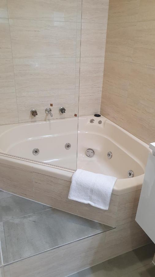 Hotel Cavalier Wantirna South Экстерьер фото