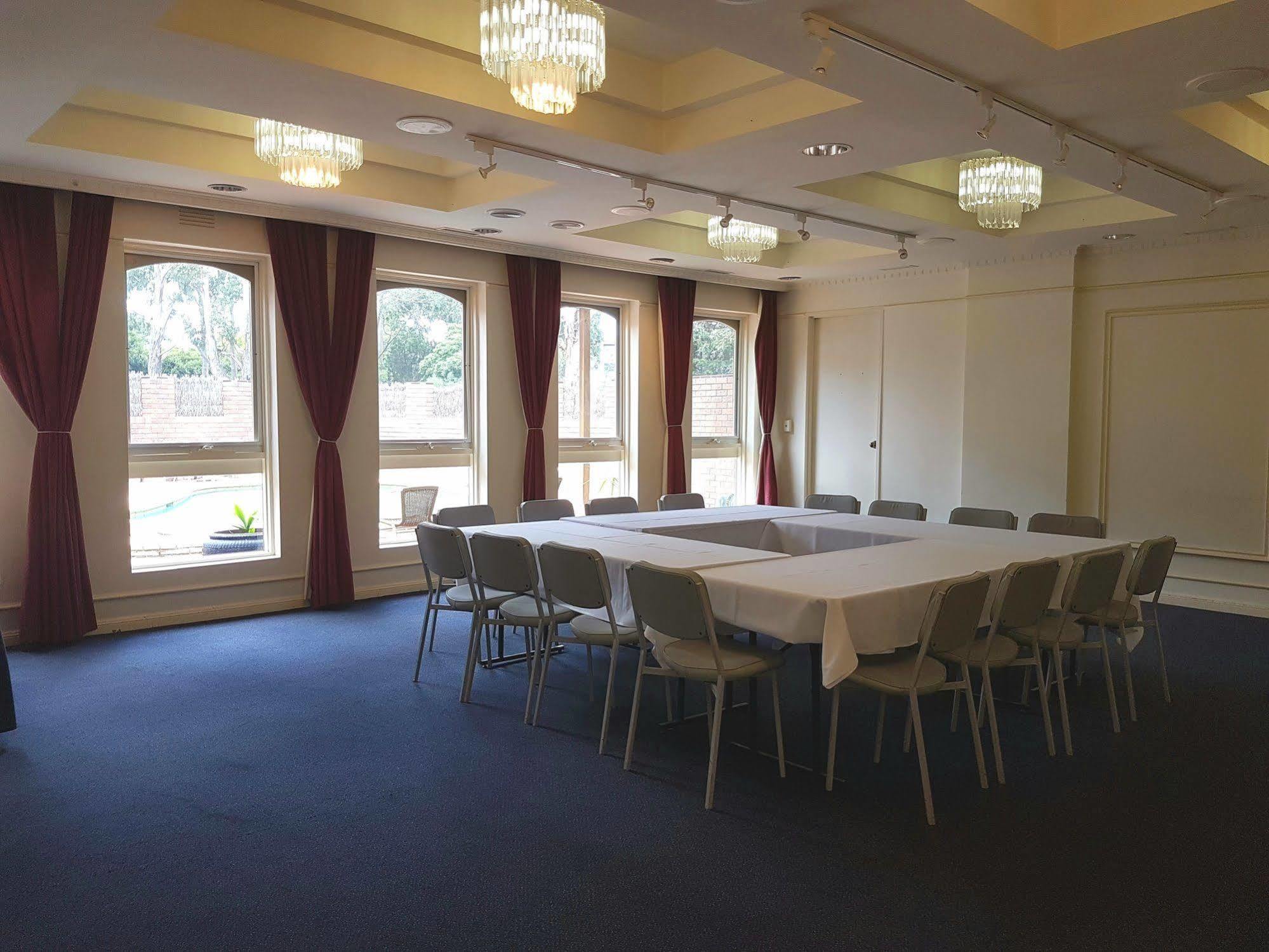 Hotel Cavalier Wantirna South Экстерьер фото